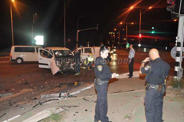بالفيديو: اصابة شابين عرب بحادث طرق تسببت به الشرطة وسط مدينة الرملة